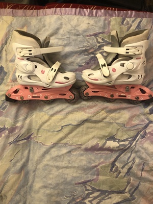 Elbląg Sprzedam używane rolki w stanie dobrym. Rozmiar  S(30-33) Noszą nie wielki ślady użytkowania. Wszystko działa