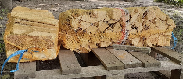 Elbląg Odsprzedam drewno rozpałkowe sosnowo-brzozowe. W dużych workach 60x20cm. Długość szczapek około 20cm. Drewno