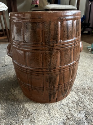 Elbląg Sprzedam duży gar kamionkowy (gliniany) w bardzo dobrym stanie. Posiada dwoje uszu do chwytania.
Średnica 29