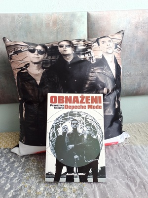Elbląg Poduszka z motywem zespołu Depeche Mode w rozmiarze 40x40 cm+ książka Obnażeni prawdziwa historia. Stan bardzo