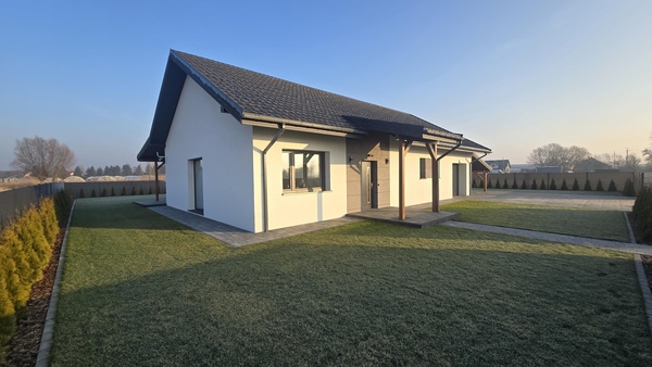 Elbląg Nowoczesny dom parterowy z 2025 r.  w Raczkach ElbląskichDach dwuspadowy (dodatkowy dach nad tarasem, wejściem