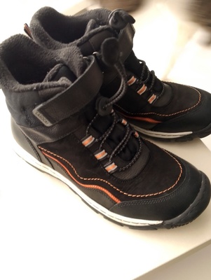 Elbląg Sprzedam:
* Buty dla chłopca r. 36 dł. wkładki 23.9 Lasocki stan bardzo dobry -40 zł 
* Kurtka r. M firmy