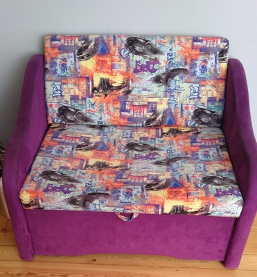 Elbląg Sprzedam dziecięcą rozkładaną sofę 1-osobową z pojemnikiem na pościel. Stan dobry, bez uszkodzeń.