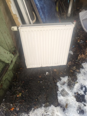 Elbląg Grzejnik Purmo używany. 600x600 z głowicą termoregulacyjną i odpowietrznik iem. .. stan dobry