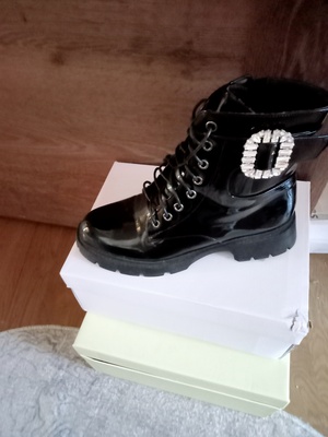 Elbląg Sprzedam buty emu rozmiar 40 cena 30 zł botki z ozdobą rozmiar 39 cena 30zl i botki lakierowane rozmiar 39 cena