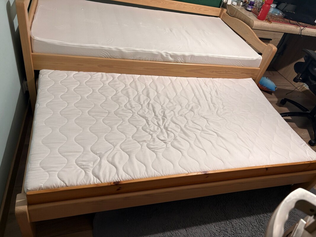 Elbląg Sprzedam łóżko młodzieżowe 2 osobowe rozsuwane. Stan bardzo dobry, sosnowe. 2 materace. Górny 180/90.Dół