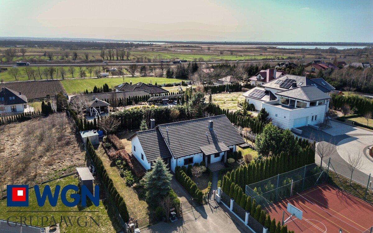 Elbląg Komfortowy dom 160 m² z ogrodem, Komorowo Żuławskie, tylko 10 km od ElblągaWGN Nieruchomości Oddział