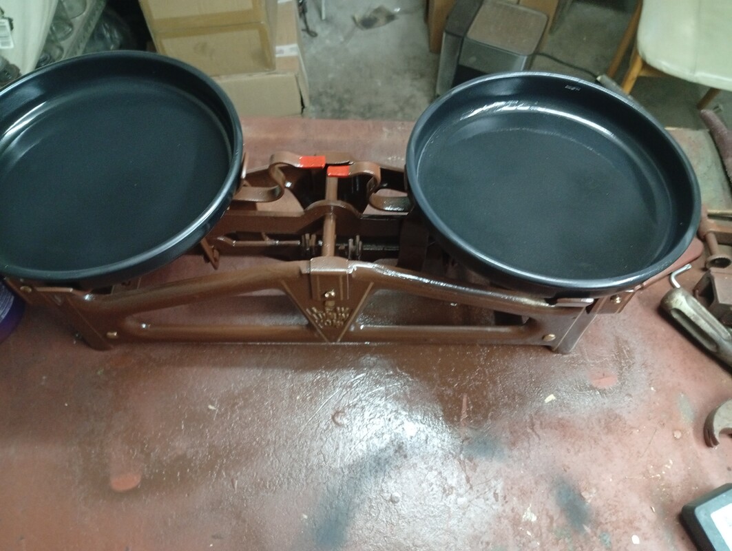 Elbląg OKAZJA! Sprzedam 2 wagi szalkowe zabytek PRL po całkowitej renowacji sprawna atrakcyjny wygląd szalki