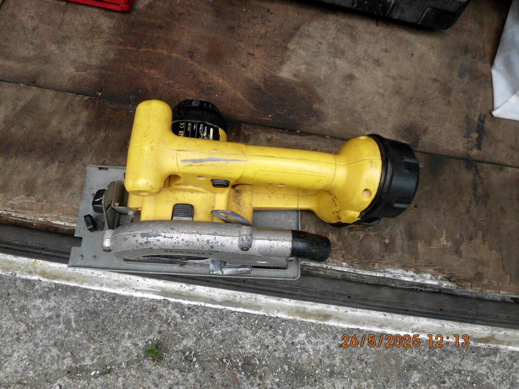 Elbląg DeWalt DW936 piła tarczowa DEWALT DW 936 piłatarczowa sprawna, bateria do regeneracji Do piły można dokupić