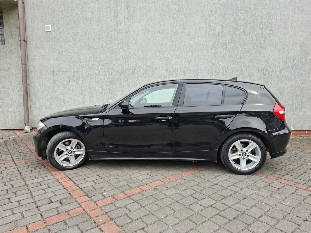 Elbląg Na sprzedaż mam fajne BMW serii 1 w wersji E87.To świetne autko z 2007 roku, z niezawodnym silnikiem diesla o