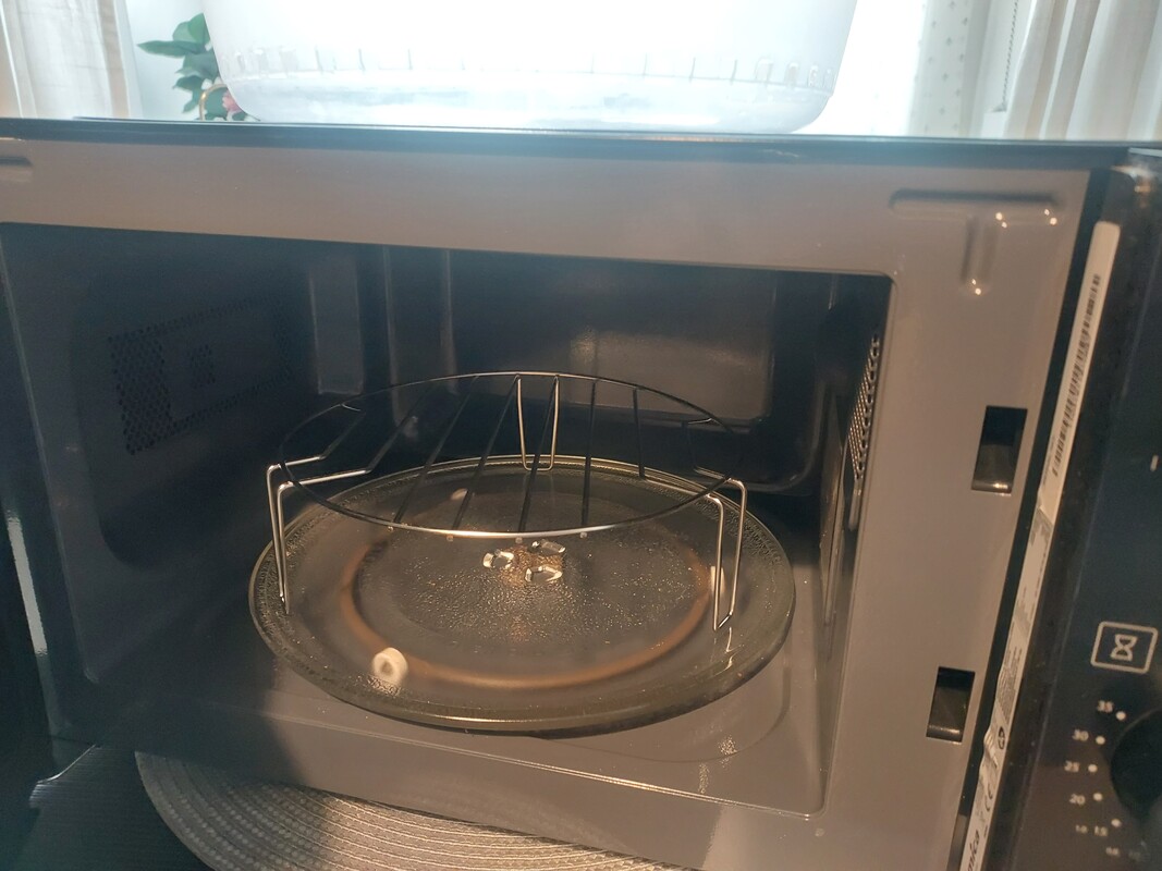 Elbląg Sprzedam kuchenkę mikrofalową AMICA AMMF20M1GB 700W średnica 25.5 cm pojemność 20L