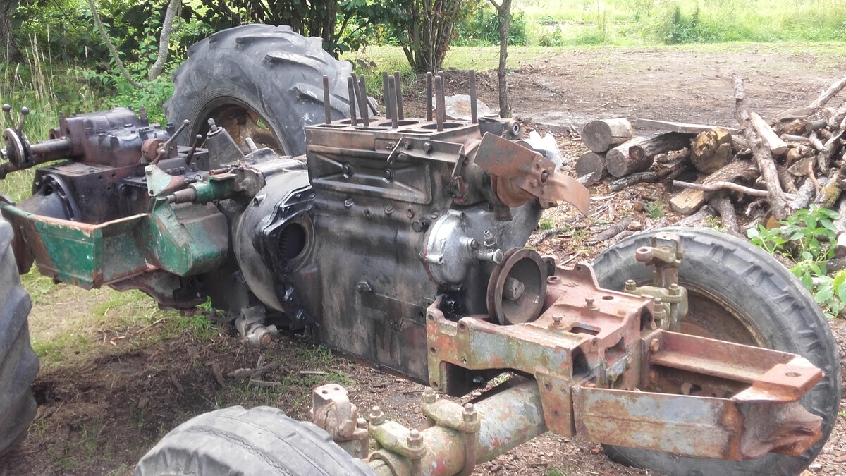 Elbląg witam posiadam do sprzedania zetora 3011 majora zetor jest do kapitalnego remontu brak góry silnika wał sie