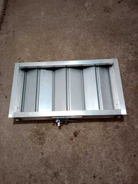 Elbląg Sprzedam przepustnicę aluminiowa. Posiadam 2 sztuki. Wymiary długość całkowita 69 cm x 37,5 cm, grubość 11,5