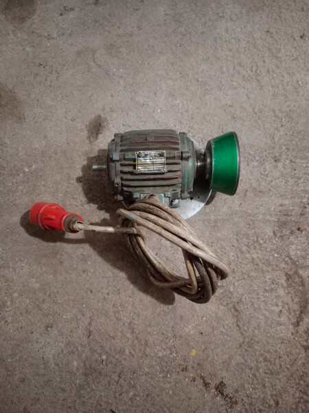 Elbląg Sprzedam szlifierkę widoczną na zdjęciach. Wymiary podane na tabliczce znamionowej. Waga 13 kg. Odbiór osobisty