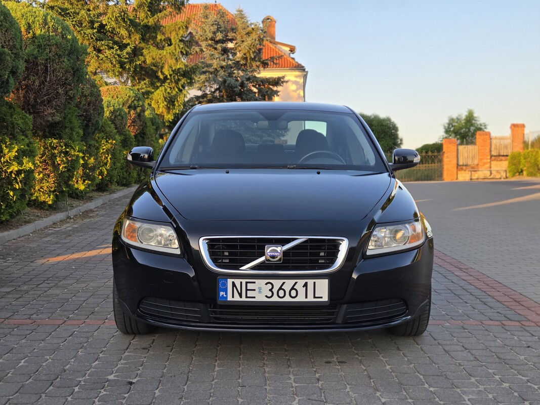 Elbląg Oferuję do sprzedaży Volvo S40 z 2007 roku – klasyczny sedan z niezawodnym silnikiem benzynowym 1.8 o
