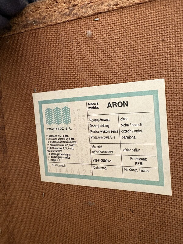 Elbląg Zestaw mebli drewnianych Aron marki Swarzędz S. A. (Olcha/orzech)
W skład zestawu wchodzą:
Witryna