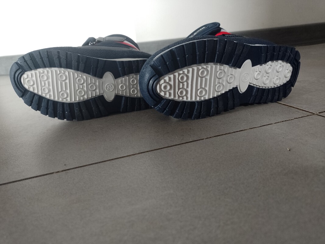 Elbląg Sprzedam buty dla dziecka Tommy Hilfiger kupione na Zalando.
Buty Nowe w opakowaniu nie chodzone. Numer