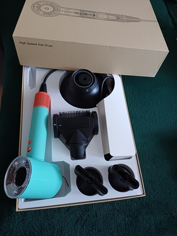 Elbląg SPRZEDAM 
- suszarkę do włosów z akcesoriami, stan idealny, użyta kilka razy - cena 50zl;
- depilator laserowy,