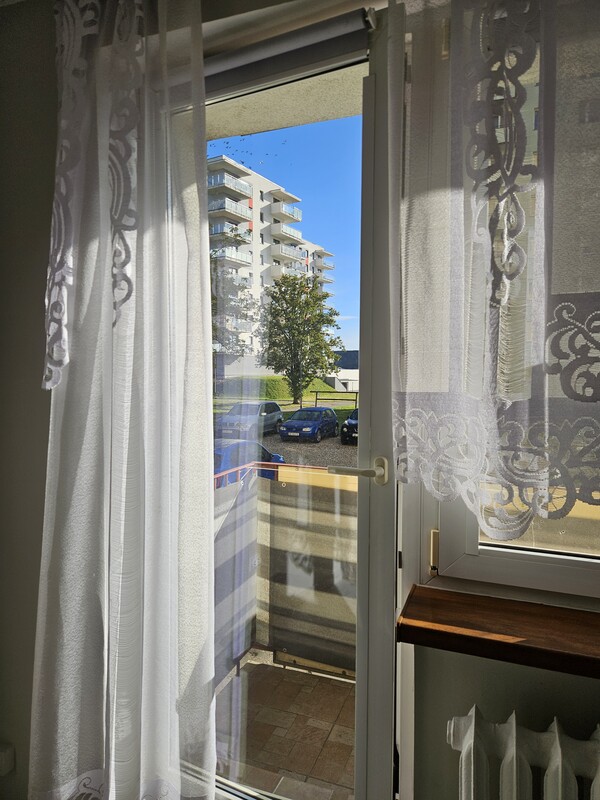 Elbląg Na sprzedaż – jasne i przytulne mieszkanie 2-pokojowe z balkonem na parterze.