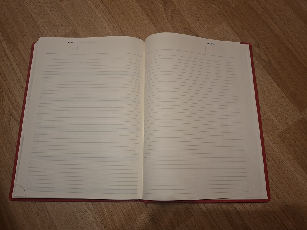 Elbląg Kalendaez książkowy A4,czerwona, fajna okładka.
Nowy, na rok 2026.
Są strony miesięczne, z podziałem na dni,