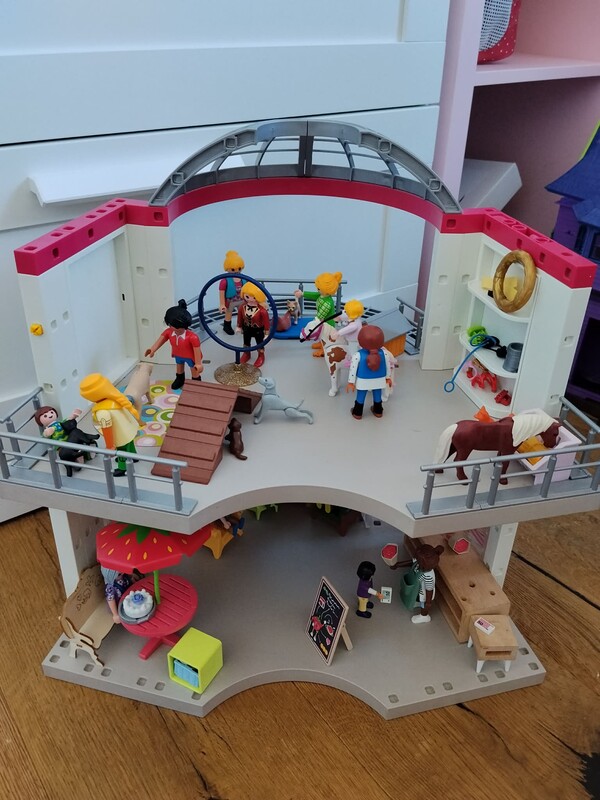 Elbląg Sprzedam duży zestaw klocków Playmobil. Bazą jest dom handlowy + dużo różnych dodatków i figurek. Stan bdb.