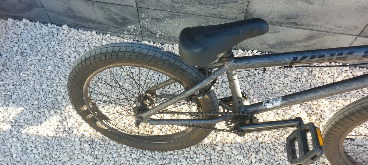 Elbląg Sprzedam rower BMX Kink Curb z 2022 roku w kolorze Matte Brushed Silver. Rower w bardzo dobrym stanie, gotowy