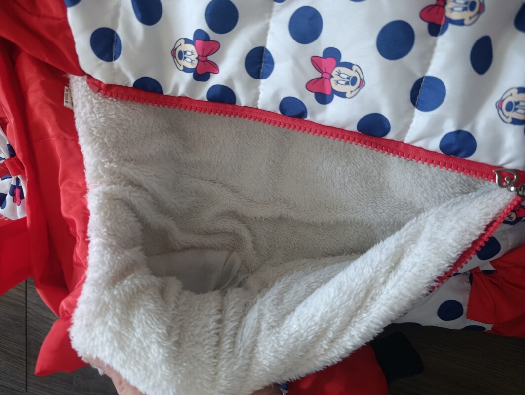 Elbląg Sprzedam kurtkę na zimę dla dziewczynki z motywem Myszki Minnie. Stan bardzo dobry jedynie małe zaciągnięcie na