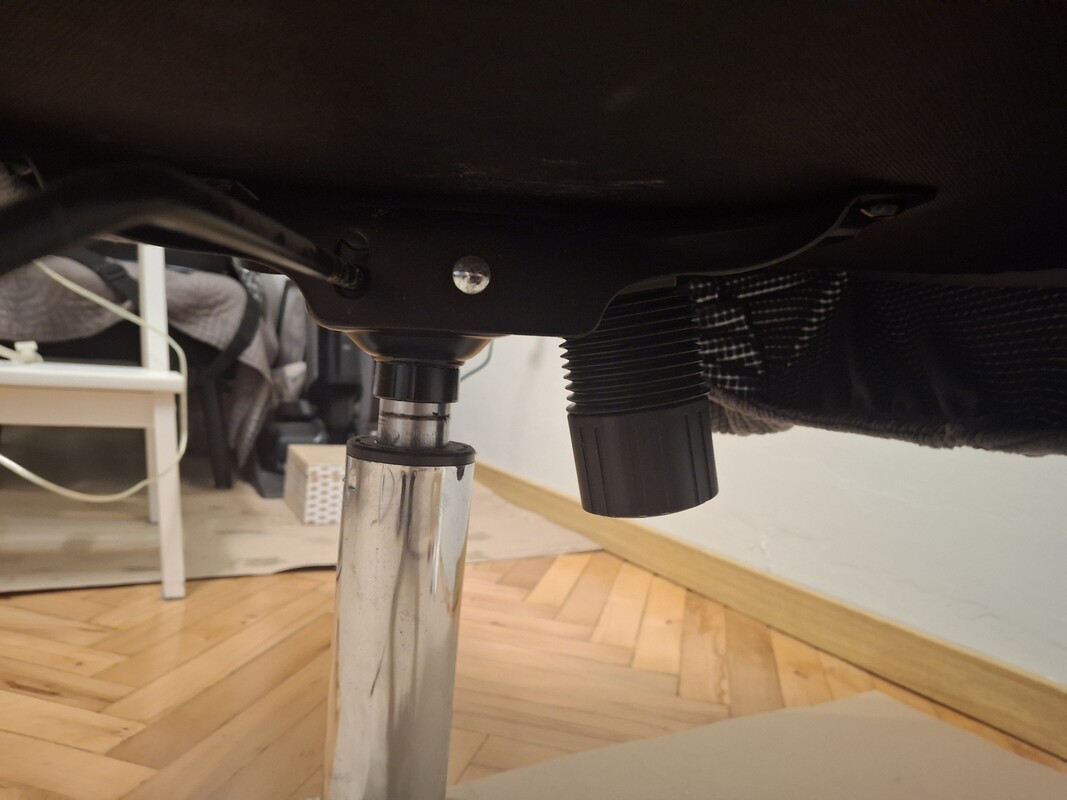 Elbląg Sprzedam krzesło obrotowe, kolor szary, materiał plusz - aksamit, krzesło cały czas było przykryte pokrowcem