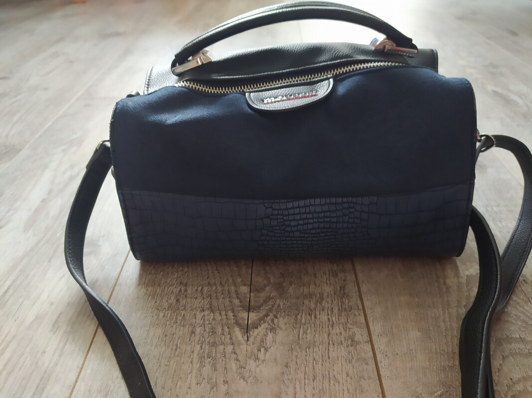 Elbląg 1.Torebka kopertówka NOWY z metką - 35 zł
2.Worek czarny NOWY - 40 ZŁ
3.Torebka Monnnari - 20zł
4.Srebrna