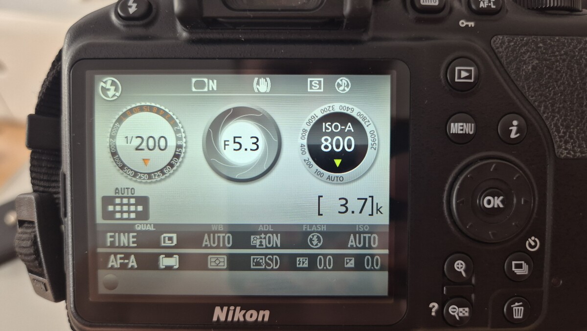 Elbląg Nikon D3500 + Obiektyw Nikon 18-55mm, niski przebieg migawki.
Do sprzedania mam aparat Nikon D3500 w zestawie