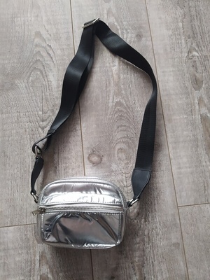 Elbląg 1.Srebrna listonoszka  25 zł
2.Worek czarny NOWY - 40 ZŁ
3.Torebka Monnnari - 20zł
4.Torebka kopertówka NOWY z