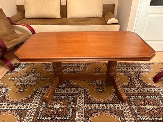 Elbląg Sprzedam drewniany stół - ławę o wymiarach 125 cm  x  65 cm, wys.62 cm na eleganckich ozdobnych nogach (mebel w