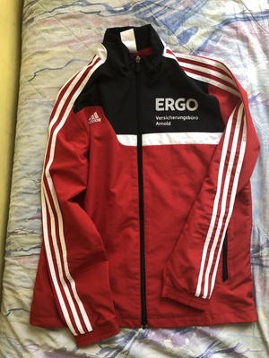 Elbląg Bluza marki adidas w kolorze czerwonym, rozpinana z siatką we wnątrz. Bluza kilka razy założona, w bardzo