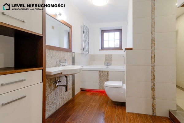 Elbląg LEVEL NIERUCHOMOŚCI  Mieszkanie trzypokojowe. Elbląska Starówka. 80m2 IIp  NIERUCHOMOŚCI NA POZIOMIE