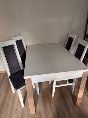 Elbląg Sprzedam stół + 4 krzesła 
Wymiary stołu:
90x90 cm złożony wys. 78 cm
Stół w stanie dobrym, posiada ślady