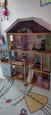 Elbląg Domek dla lalek dużyWymiary&nbsp; 130,51 x 32,99 x 129,49 cm, dużo mebeli oryginalnych w zestawie. na terenie