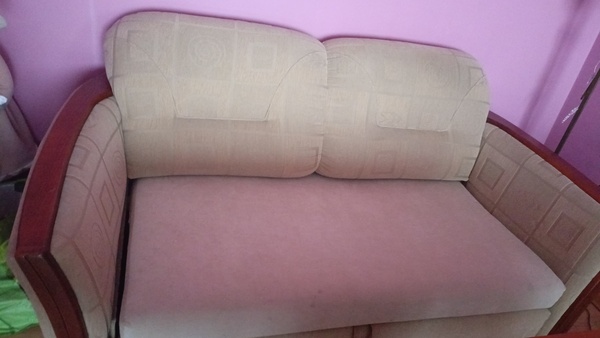 Elbląg Sprzedam w dobrym stanie Sofa z funkcją spania +Stół rokladany(blat ma ślady użytkowania)+3 krzesła. Wszystko w