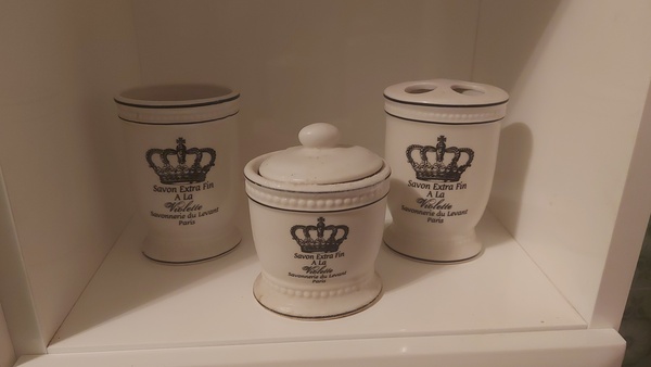 Elbląg Zestaw pojemników toaletowych.