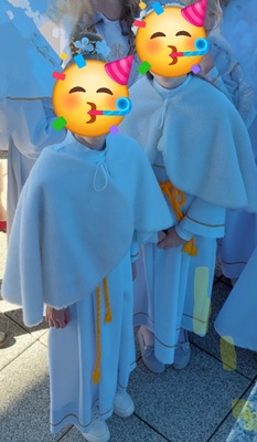 Elbląg Sprzedam narzutkę ciepłą na albę komunijna. Dla dziewczynki. Mam 2 sztuki po córkach. 50zl za jedną.