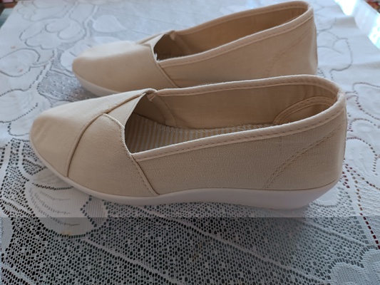 Elbląg Sprzedam nowe płócienne buty damskie, wygodne w rozmiarze 38.Buty warte zakupu.
