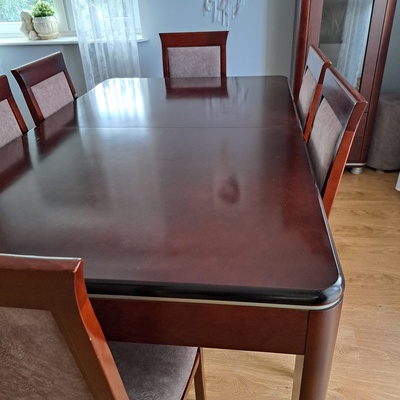 Elbląg Sprzedam drewniane meble firmy BYDGOSKIE, stół oraz 6 krzeseł, meble w bardzo dobrym stanie. Stół z możliwością