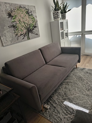 Elbląg Wygodna sofa w bardzo dobrym stanie. Idealna do salonu lub pokoju gościnnego. Szara.
Nie posiada żadnych dziur