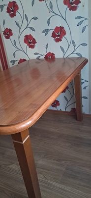 Elbląg Mam do sprzedania stół w bardzo dobrym stanie dł. 136 cm szer. 76cm po rozłożeniu 176cm. W cenie 300zł.