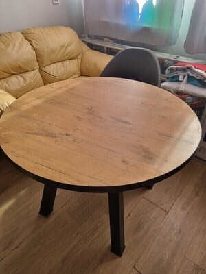 Elbląg Sprzedam okrągły stół nie rozkładamy na żeliwnych czarnych nogach, blat drewniany dąb, wys 70 cm, szer blatu