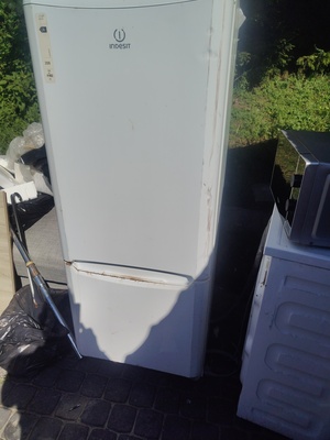 Elbląg Sprzedam lodówkę Indesit sprawna stan średni raczej na działkę. .. Możliwość transportu po uzgodnieniu