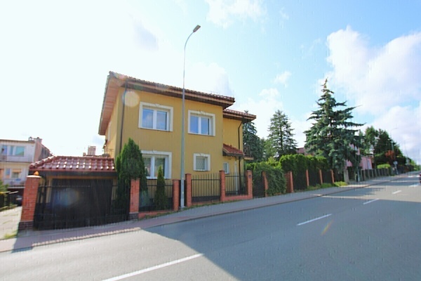 Elbląg NIERUCHOMOŚCI ANNA KRASZEWSKA  Inwestycja w komfort i jakość: solidny wolnostojący dom z dużym garażem