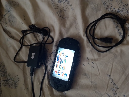 Elbląg Sprzedam zadbaną konsolę przenośną PSP E1004 street+ karta pamięci 4 GB+ gra little big planet platformowka.