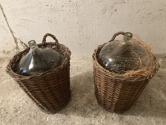 Elbląg Sprzedam dwa gąsiory, balony po 25l w wiklinowych koszach. Kosze posiadają po jednym uchwycie. 
Idealne do tej