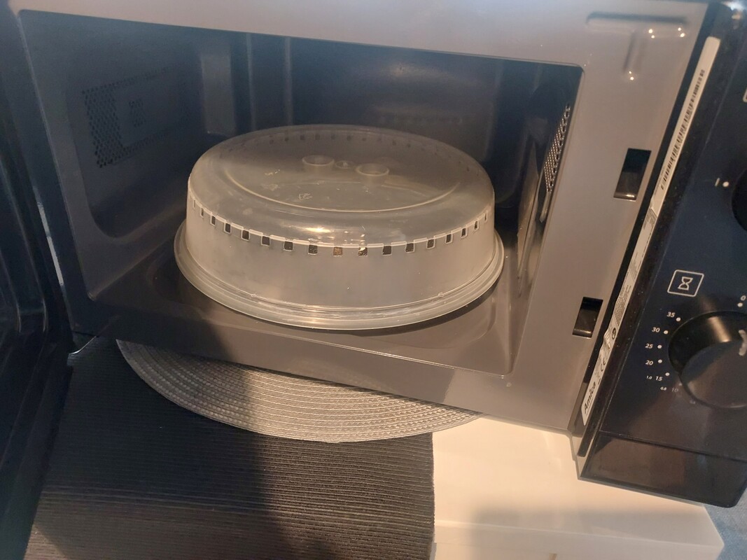 Elbląg Sprzedam kuchenkę mikrofalową AMICA AMMF20M1GB 700W średnica 25.5 cm pojemność 20L