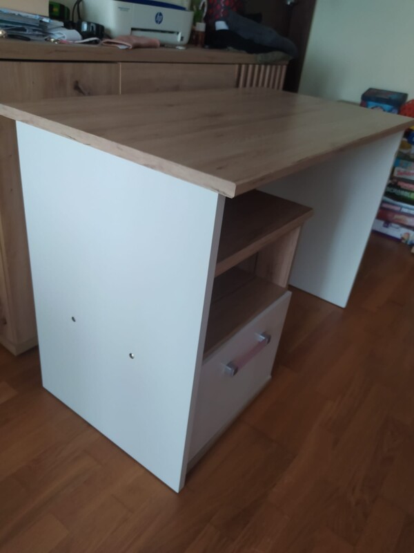 Elbląg Sprzedam biurko używane, drobne ślady użytkowania widoczne na zdjęciach. Biurko z kolekcji Meble Wójcik.